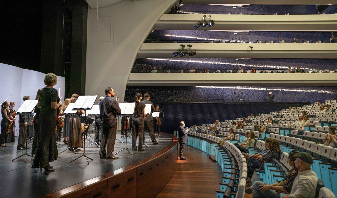 El Palau de les Arts de València reabrió este viernes y dedicó un minuto de silencio a los fallecidos por el coronavirus