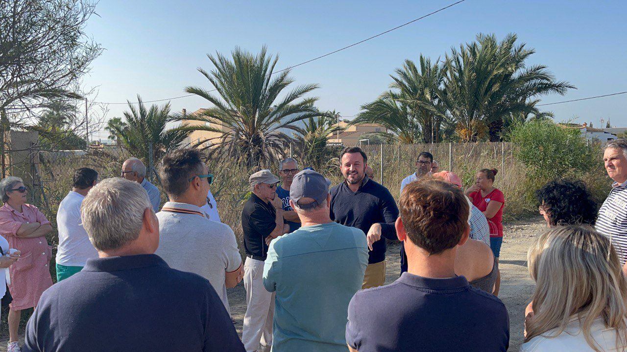 Vecinos de Daimés con Pablo Ruz