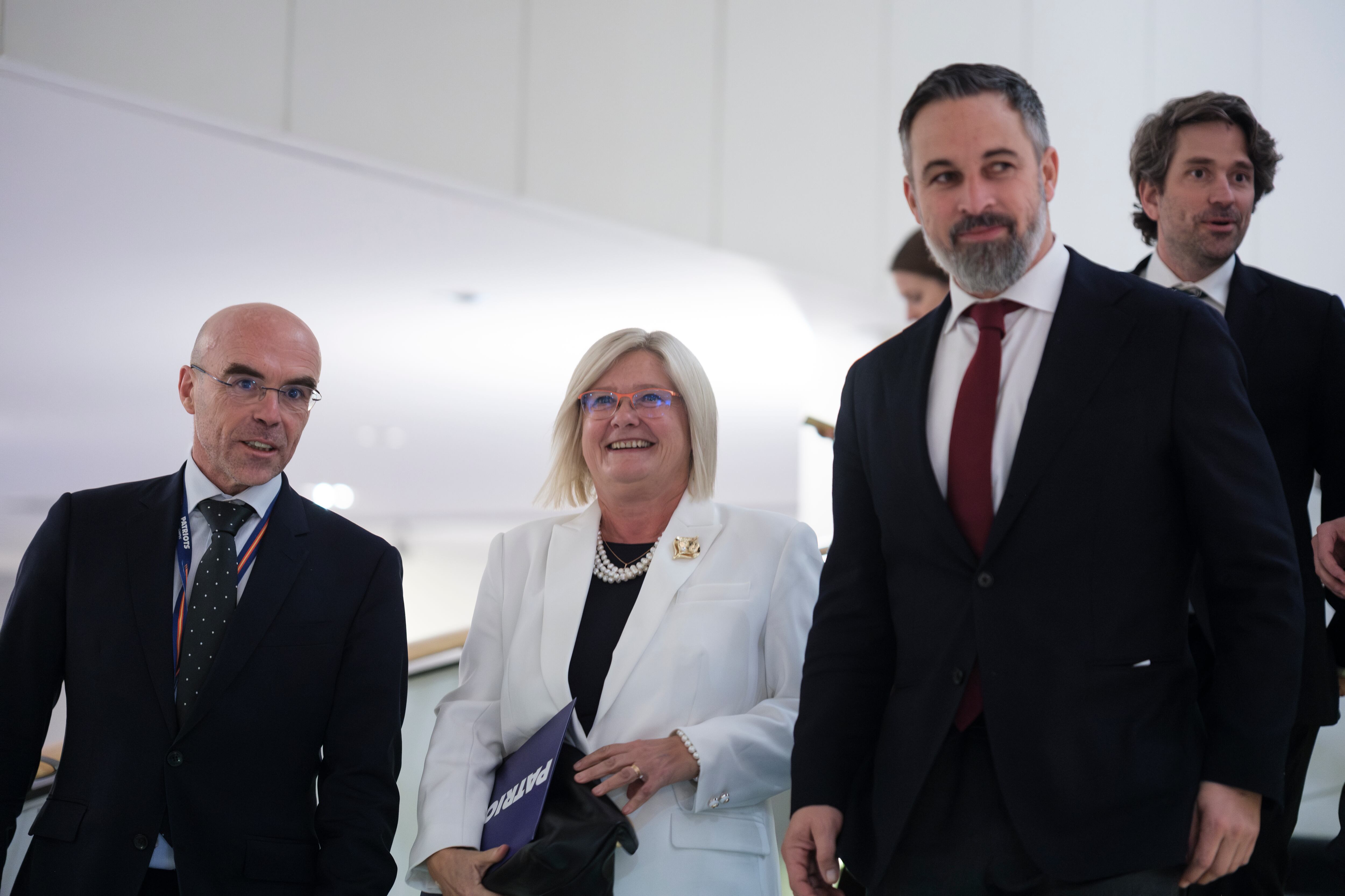 El copresidente del grupo de los Conservadores y Reformistas Europeos, el eurodiputado español (Patriotas por Europa - VOX), Jorge Buxade Villalba (izquierda), la eurodiputada húngara (Patriotas por Europa - Fidesz-Magyar Polgári Szövetség-Kereszténydemokrata Néppárt Hungary), Kinga Gal (centro), y el presidente de Vox, Santiago Abascal Conde (derecha), llegan a la VII Cumbre Transatlántica "Libertad de expresión frente a discurso regulado: Reforzando los pilares de la democracia" en el Parlamento Europeo el 3 de febrero de 2026 en Bruselas, Bélgica (Photo by Thierry Monasse/Getty Images)