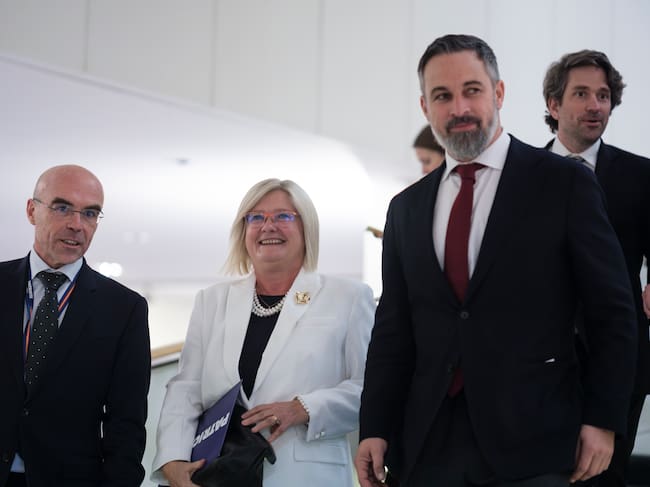 El copresidente del grupo de los Conservadores y Reformistas Europeos, el eurodiputado español (Patriotas por Europa - VOX), Jorge Buxade Villalba (izquierda), la eurodiputada húngara (Patriotas por Europa - Fidesz-Magyar Polgári Szövetség-Kereszténydemokrata Néppárt Hungary), Kinga Gal (centro), y el presidente de Vox, Santiago Abascal Conde (derecha), llegan a la VII Cumbre Transatlántica "Libertad de expresión frente a discurso regulado: Reforzando los pilares de la democracia" en el Parlamento Europeo el 3 de febrero de 2026 en Bruselas, Bélgica (Photo by Thierry Monasse/Getty Images)
