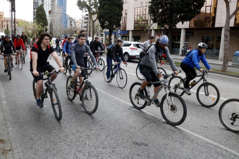 Un grupo de ciclistas realiza una marcha reivindicativa en Barcelona para pedir carriles bici. 