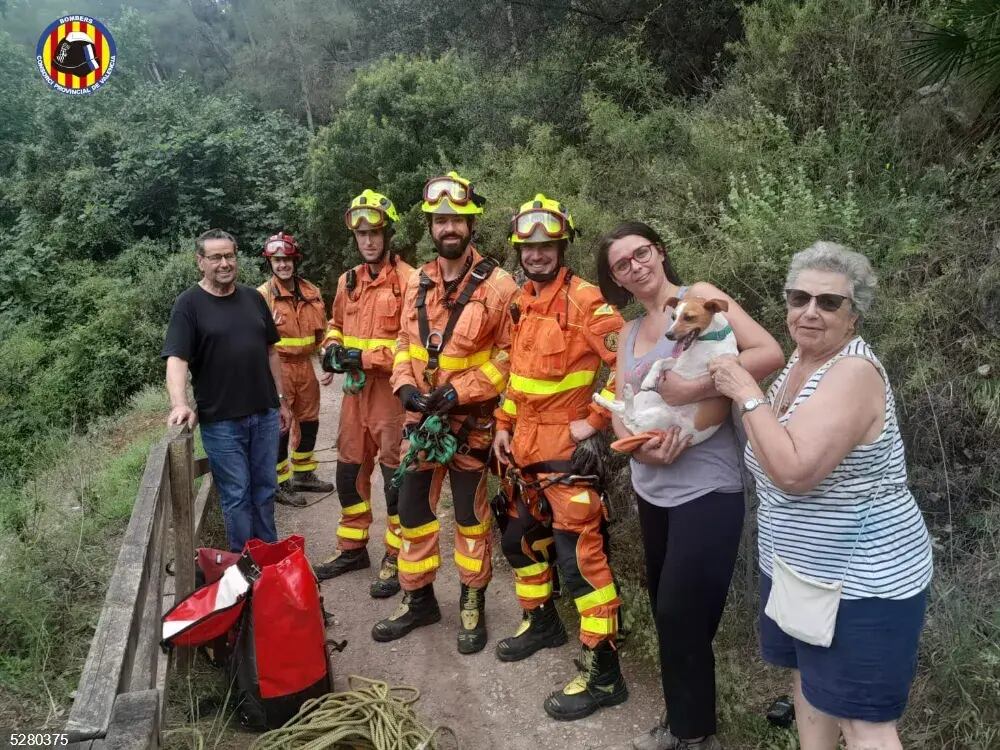 Rescatan a una mujer y su perro tras caer desde la senda de la Cova Negra en Xàtiva(Consorcio Provincial de Bomberos)