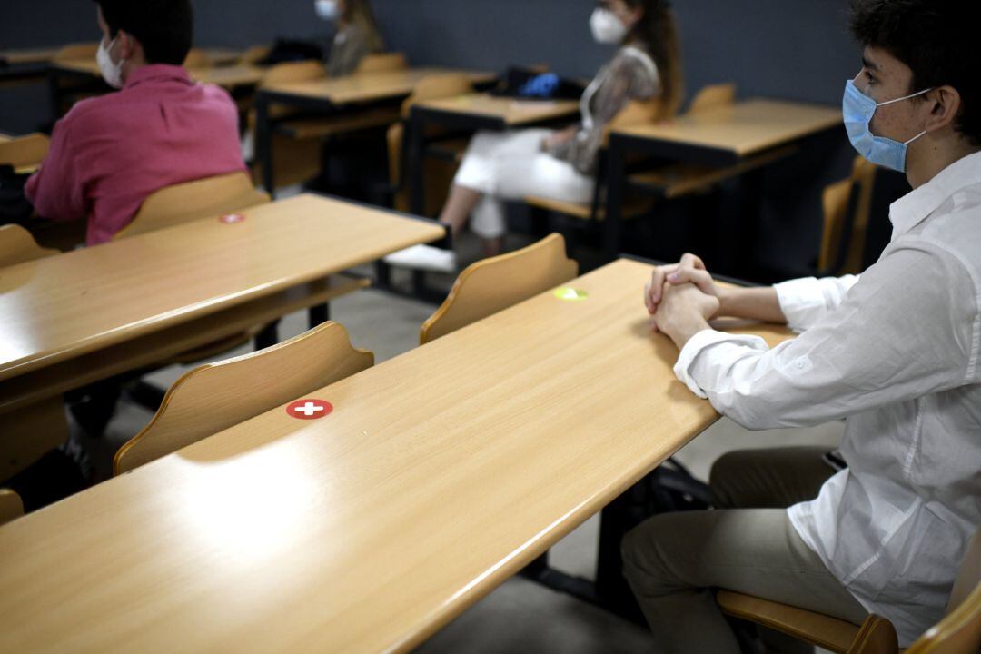 Alumnos mantienen la distancia de seguridad