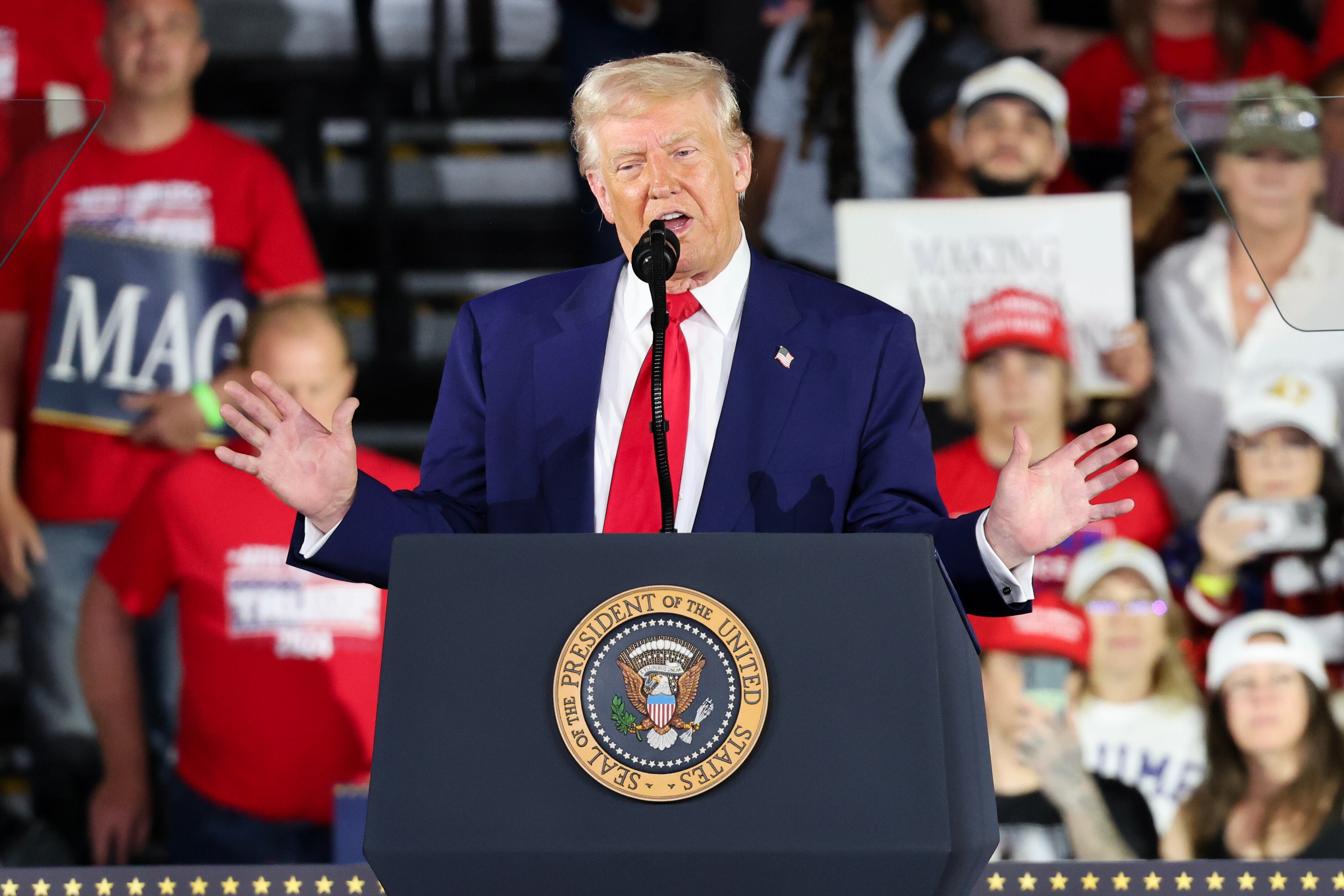 El presidente, Donald Trump, habla durante la celebración de los primeros 100 días de su segundo mandato este martes, en Míchigan (Estados Unidos).