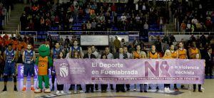 Jugadores del Fuenlabrada y Morabanc con una pancarta alusiva al Día Internacional contra la violencia de género antes del partido liga ACB disputado en el pabellón Fernando Martín. El pasado día 24 de noviembre una mujer murió degollada presuntamente por