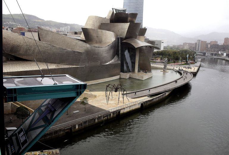 GRA287. BILBAO, 22/09/2015.- Rampa de lanzamiento en el Puente de la Salve en Bilbao, con una altura de 28 metros, desde donde los mejores clavadistas del mundo se lanzaran a la ria de Bilbao, el próximo sábado, día 26, en la 50ª competición de las Red Bull Cliff Diving World Series. EFE/Luis Tejido