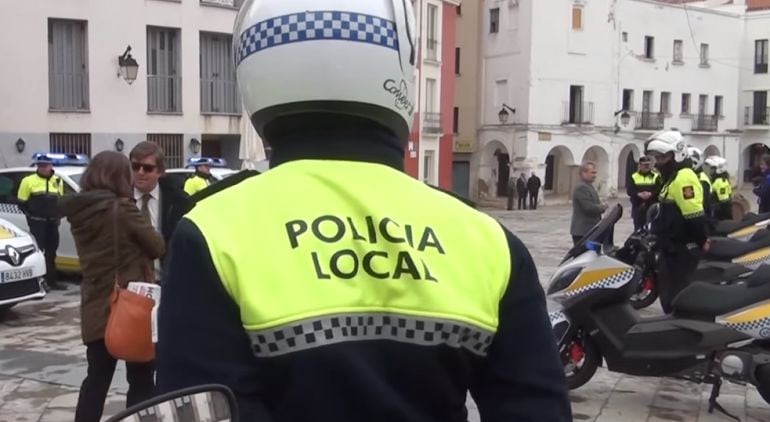 Imagen de un policía local de Badajoz durante la presentación de las últimas incorporaciones a la flota de vehículos policiales.