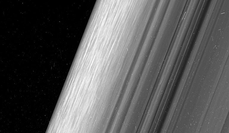 La NASA publica imágenes del anillo B de Saturno.