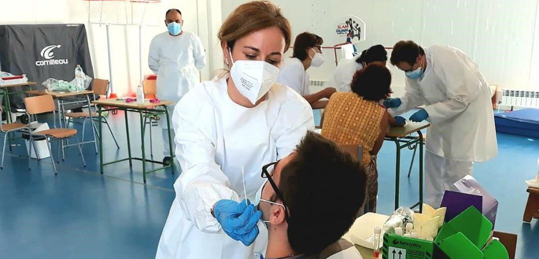 Sanitario realiza una PCR.