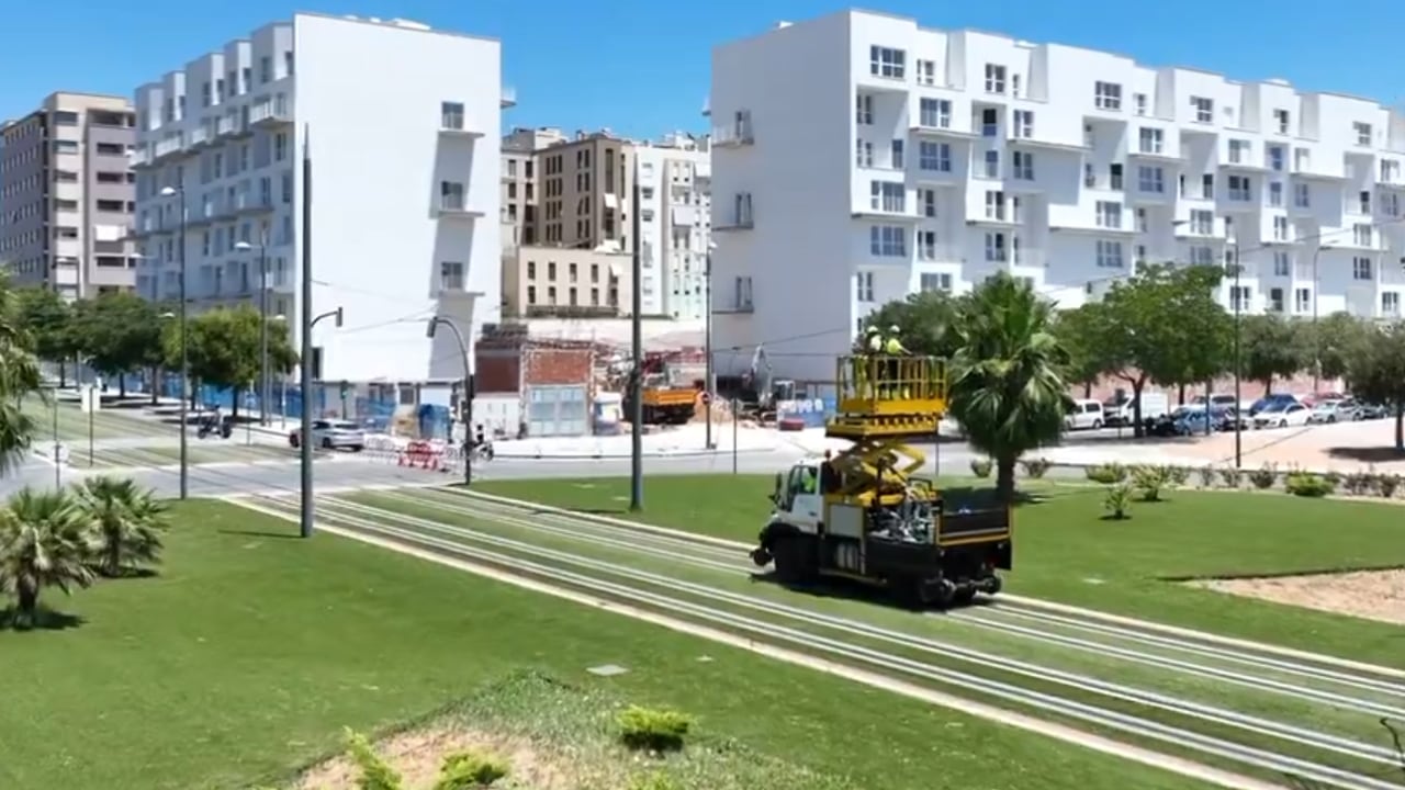 Trabajos de reposición de la catenaria en el metro de Granada tras llevársela por delante un camión