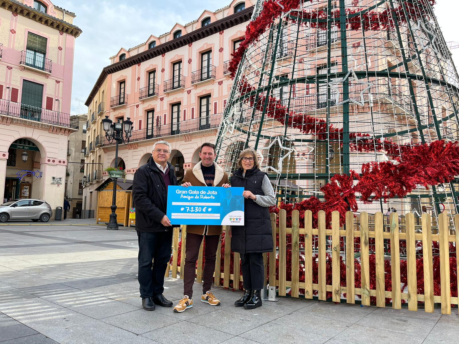 Roberto Ciria y Aspanoa escenificaban la entrega del cheque solidario