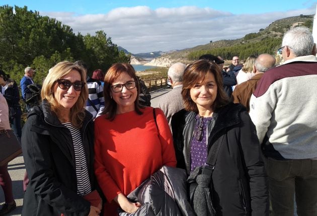 Piedad (en el centro) y Paqui,(a la derecha), en el acto conmemorativo del 50 Aniversario del Embalse de Iznájar