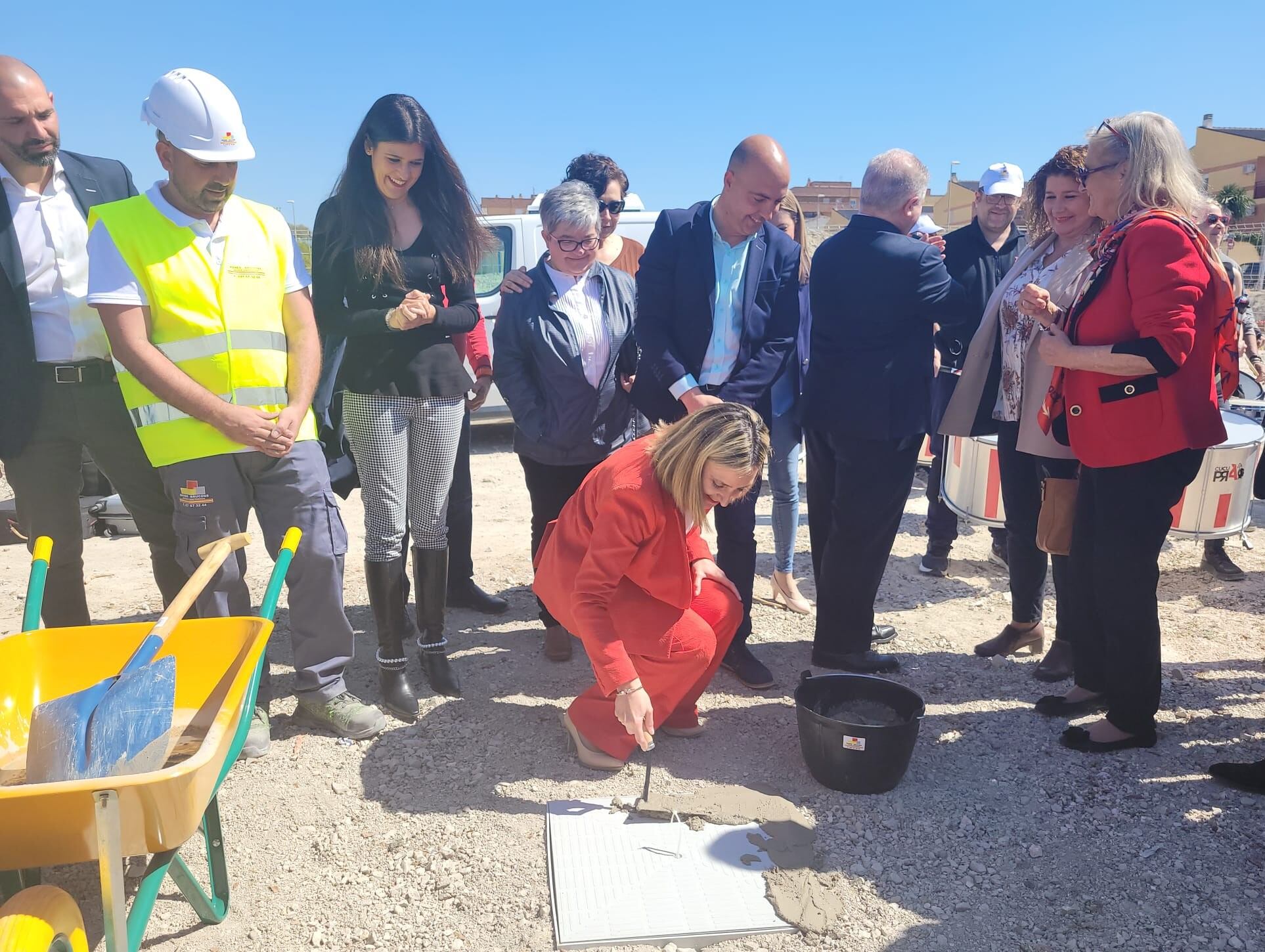 La consejera de Política Social, Familias e Igualdad, Conchita Ruiz, participando en la colocación de la primera piedra de tres viviendas tuteladas en Molina de Segura.