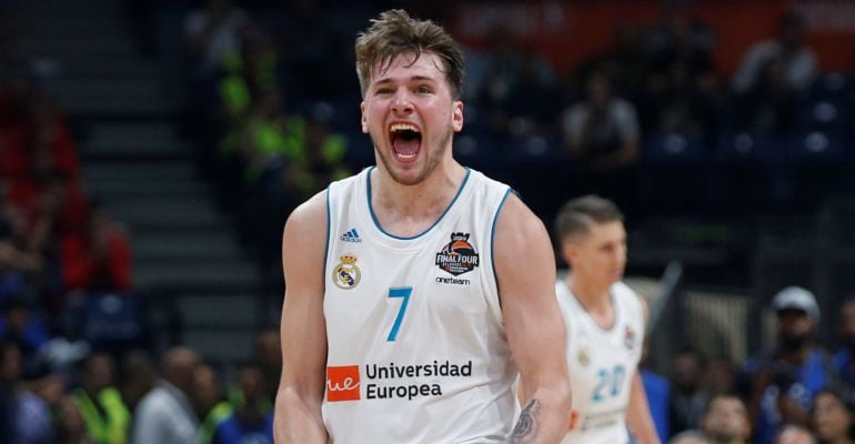 Luka Doncic festeja una canasta en Belgrado