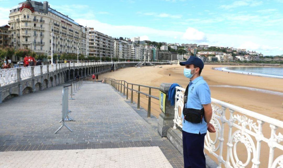 Un &quot;hondartzaina&quot; regula la entrada de gente a La Concha