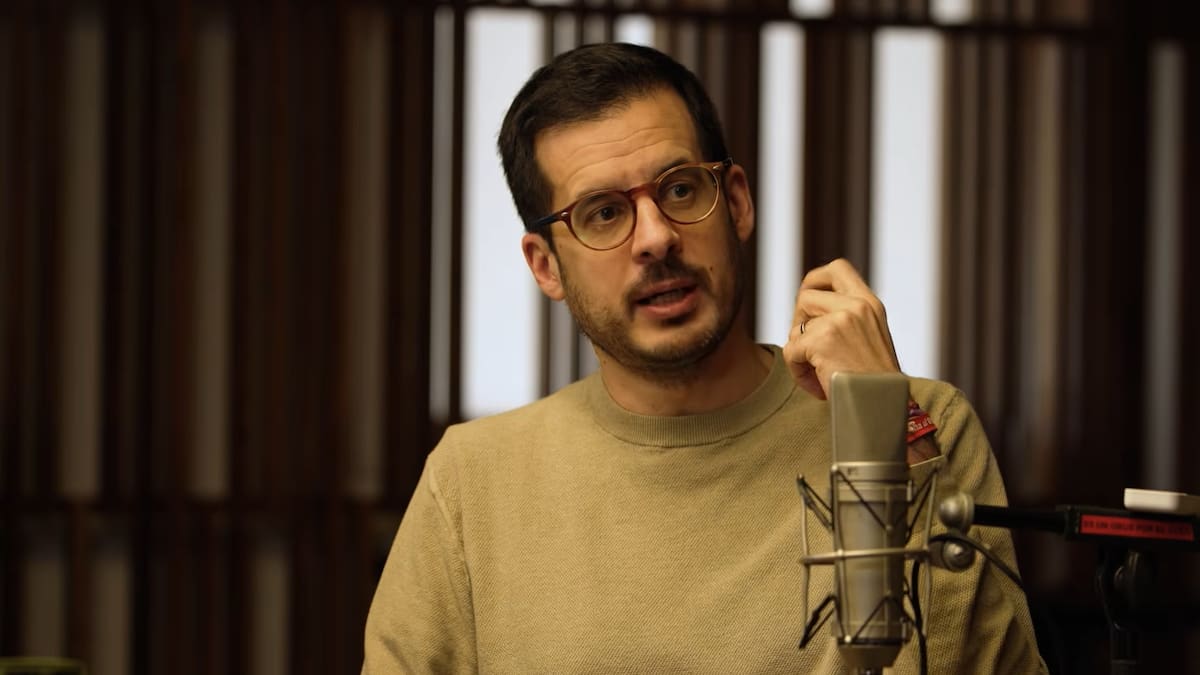 "Pedía a la gente que no me oliera": la surrealista teoría infantil de José Luis Sastre sobre la colonia