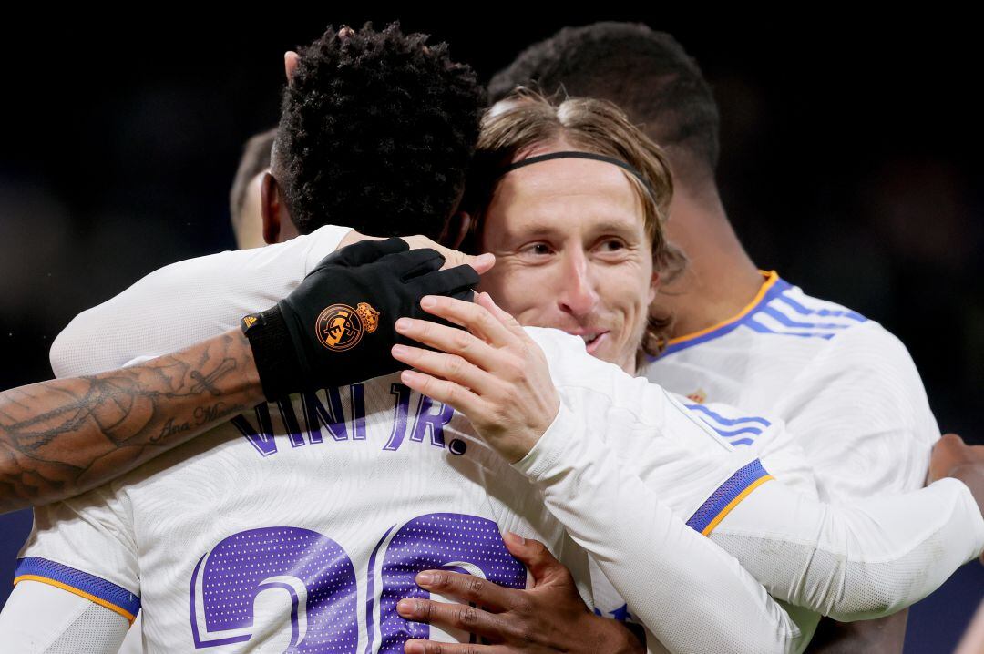 Luka Modric celebra junto a Vinícius su gol con el Real Madrid