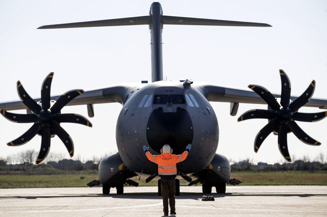 Un avión con cargamento sanitario llega desde Turquía a Roma.