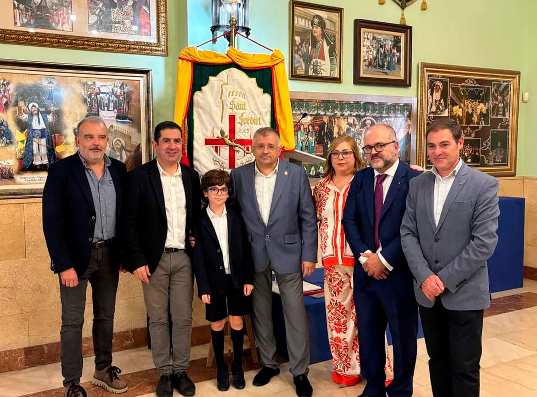 Martín junto a sus padres, el primer tro Rafa Verdú, el presidente de la ASJ, Paco García, el concejal de Fiestas, Jordi Martínez y el alcalde de Alcoy, Toni Francés