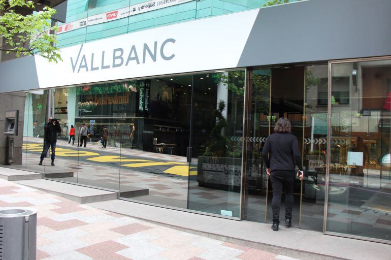 VallBanc el primer dia que va començar a operar