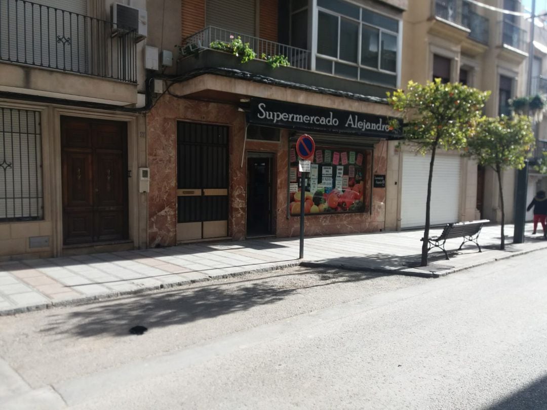 Fachada del establecimiento de Supermercado Alejandro en la calle General Fresneda