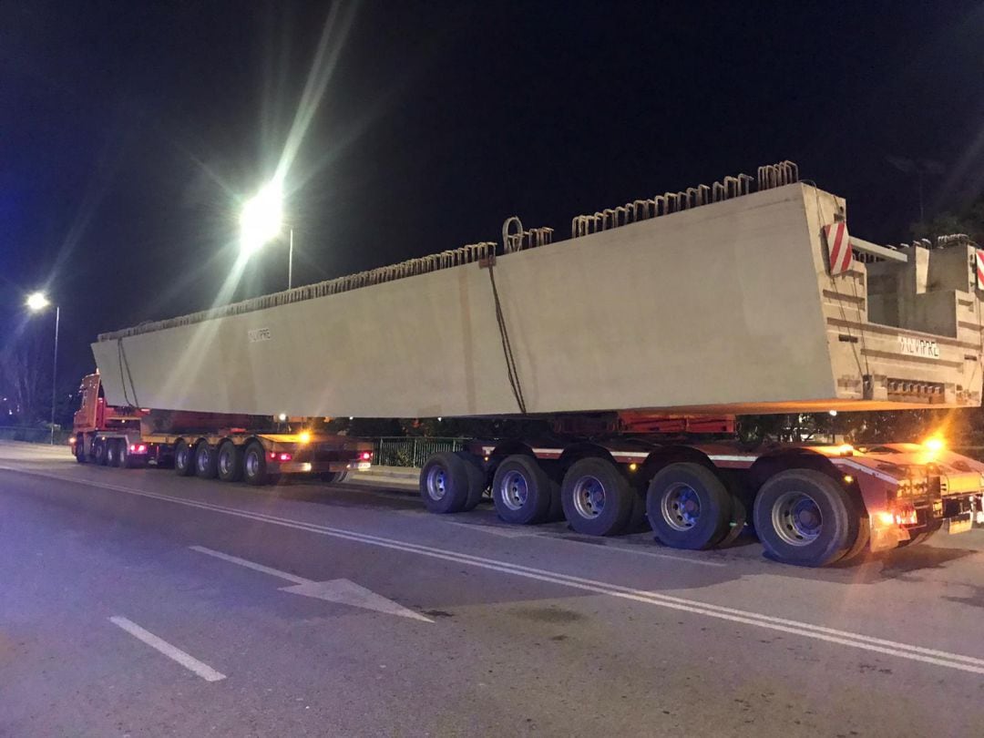 Primera de las vigas de grandes dimensiones del nuevo viaducto sobre el río Guadalentín