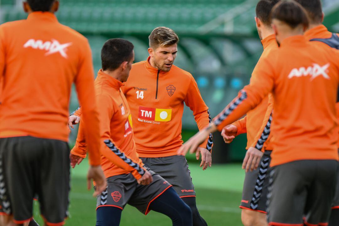 El Elche durante un entrenamiento en el Martínez Valero