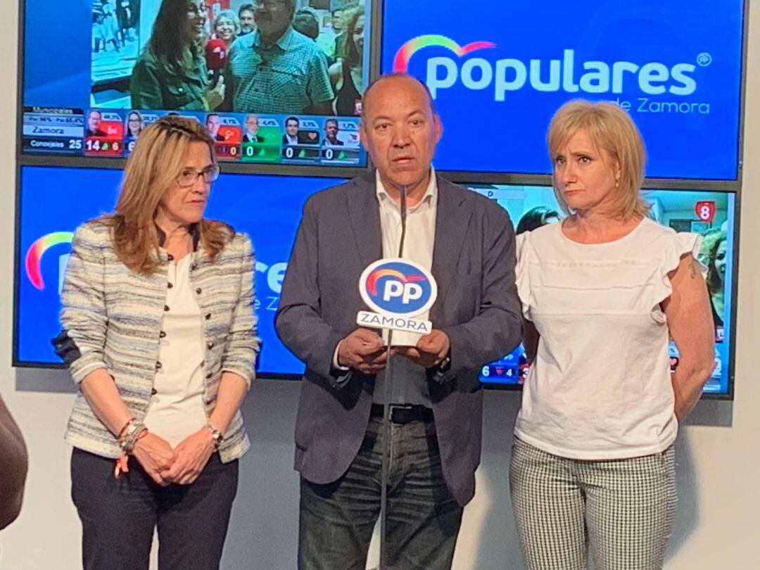 Maria Teresa Martín Pozo, José María Barrios y Leticia García durante la comparecencia de la noche electoral en la sede del PP