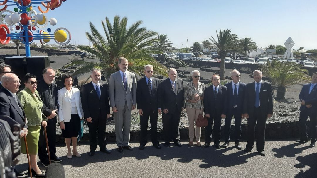 El Rey Felipe VI junto a los hermanos de César Manrique y autoridades en Taro de Tahiche.