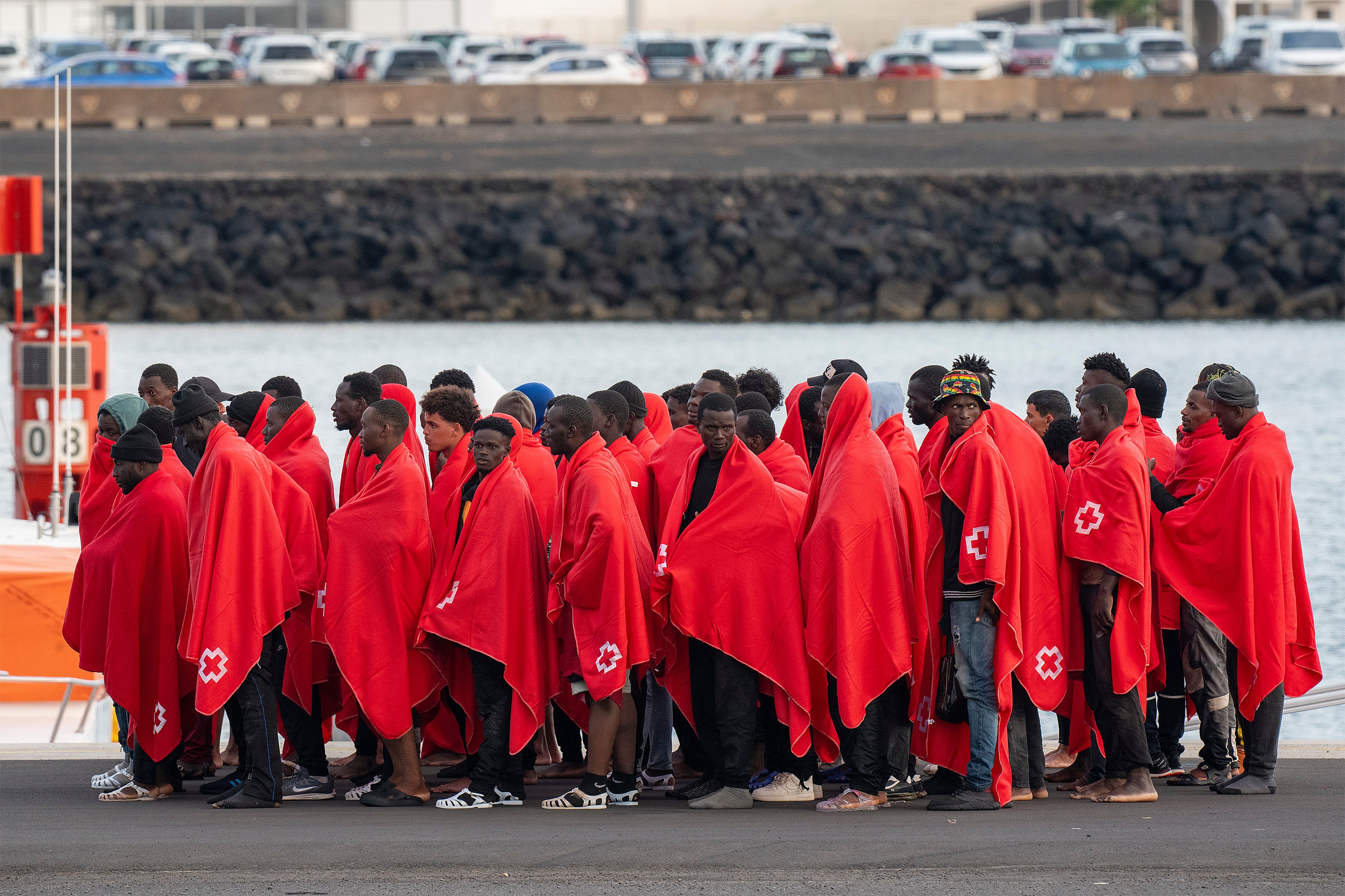 Varios migrantes siendo atendidos tras llegar en cayuco, en una imagen de archivo.