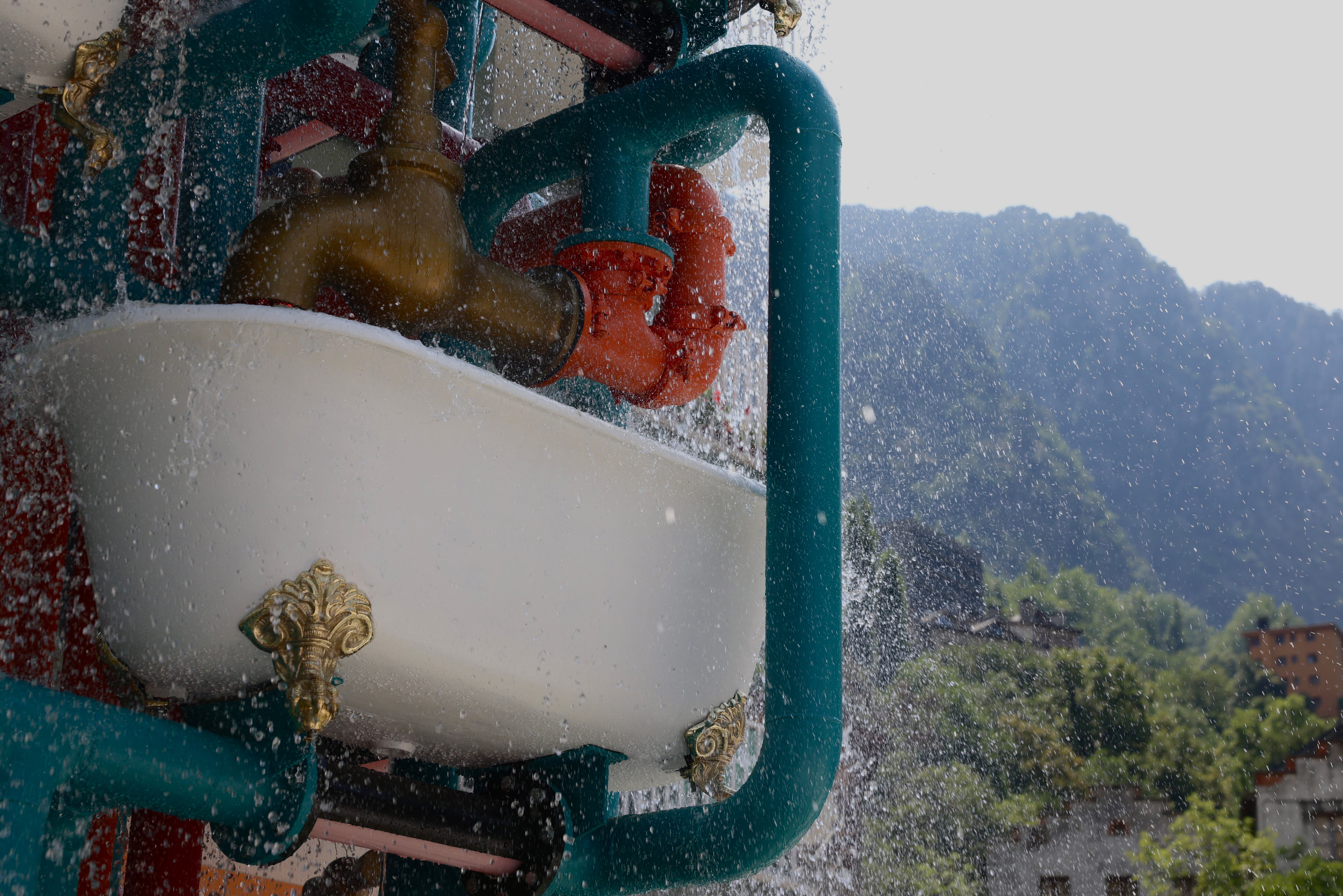 Les obres de l'artista Javier Balmaseda son una part important del projecte caldes