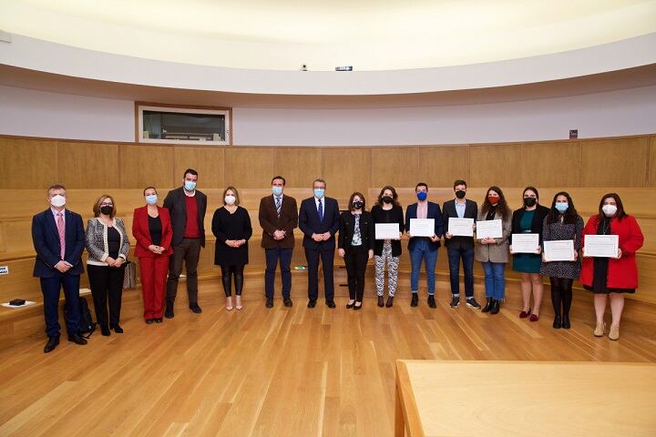 Premiados y autoridades en el edificio en la Sala Multimedia del Edifico de Rectorado (UA) / Roberto Ruiz de Zafra