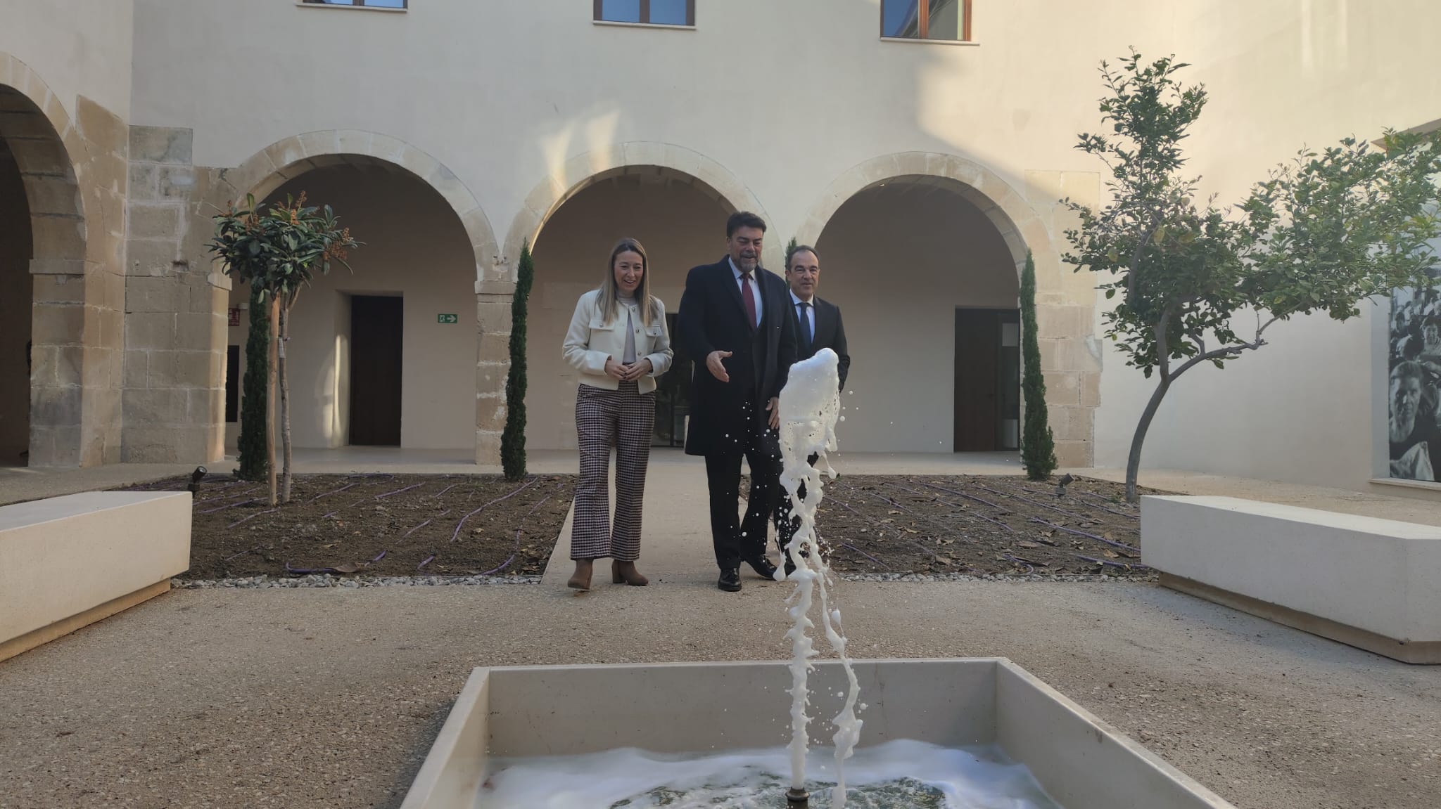 El alcalde Barcala, junto con los ediles Toño Peral y Lidia López, durante la visita a las obras de la Casa de la Misericordia