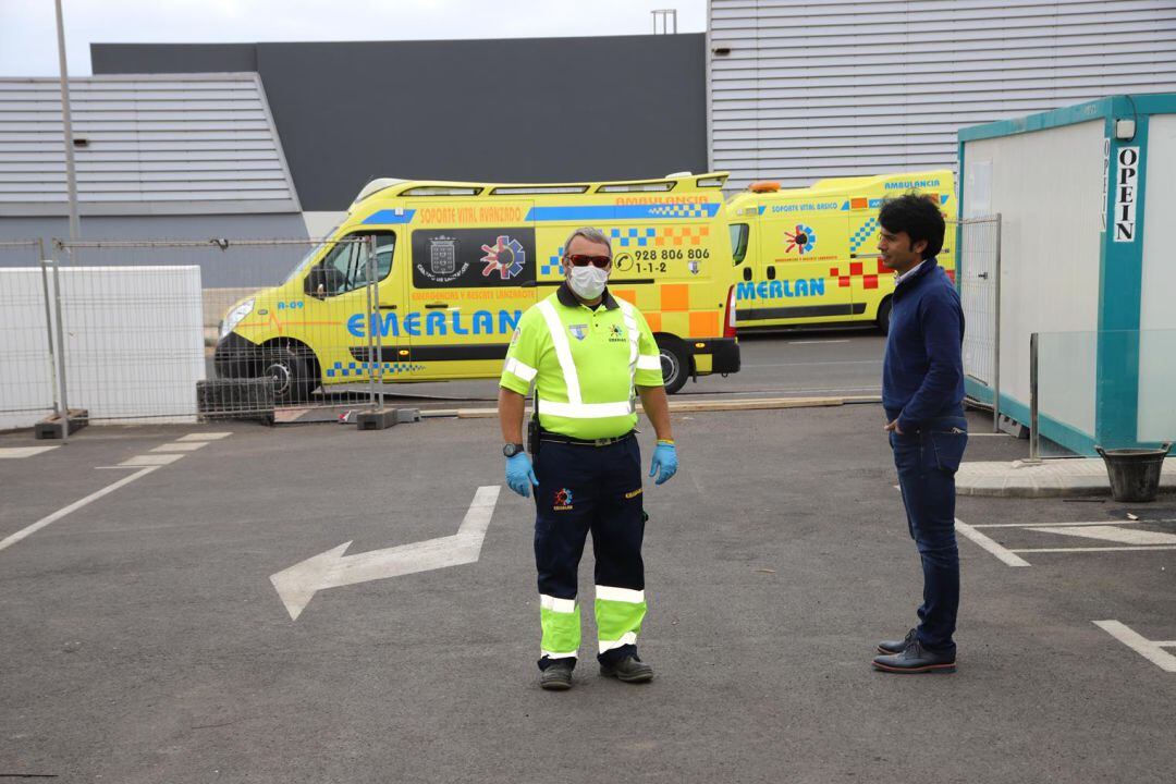 Marcos Bergaz consejero de bienestar social del Cabildo junto a los efectivos de Emerlan