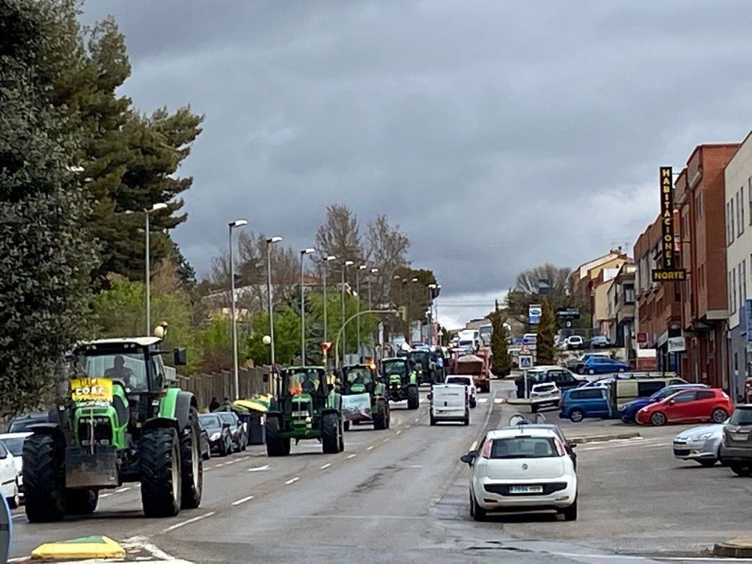 Protesta de tractores en Teruel por una PAC que priorice a los profesionales agrarios 