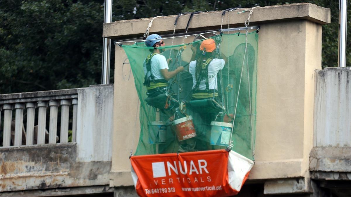 Moment que uns operaris retiren una àguila franquista del Pont de l’Aigua de Girona (2018)