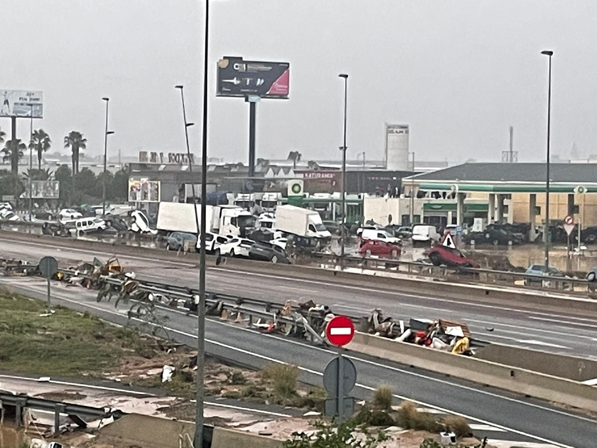 Coches a la deriva tras el paso de la Dana en la Pista de Silla