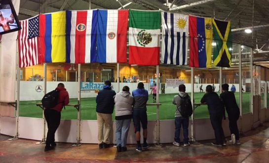 Un grupo de mexicanos sigue uno de los partidos en Chitown.