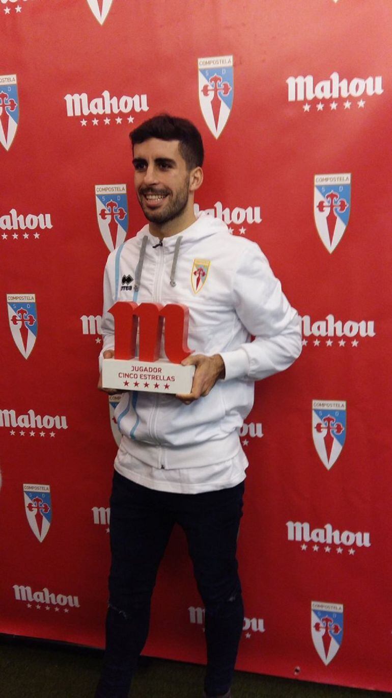 Alvaro Casas, con el premio de &quot;Jugador Cinco Estrellas&quot; que recibió esta mañana