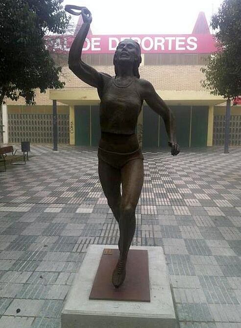 La atleta palentina tendrá finalmente su escultura ya que ha aceptado la obra tal y como está a pesar de la diferencias con el escultor y que la escultura fuese colocada ayer en su emplazamiento sin contar con los permisos pertinentes.
