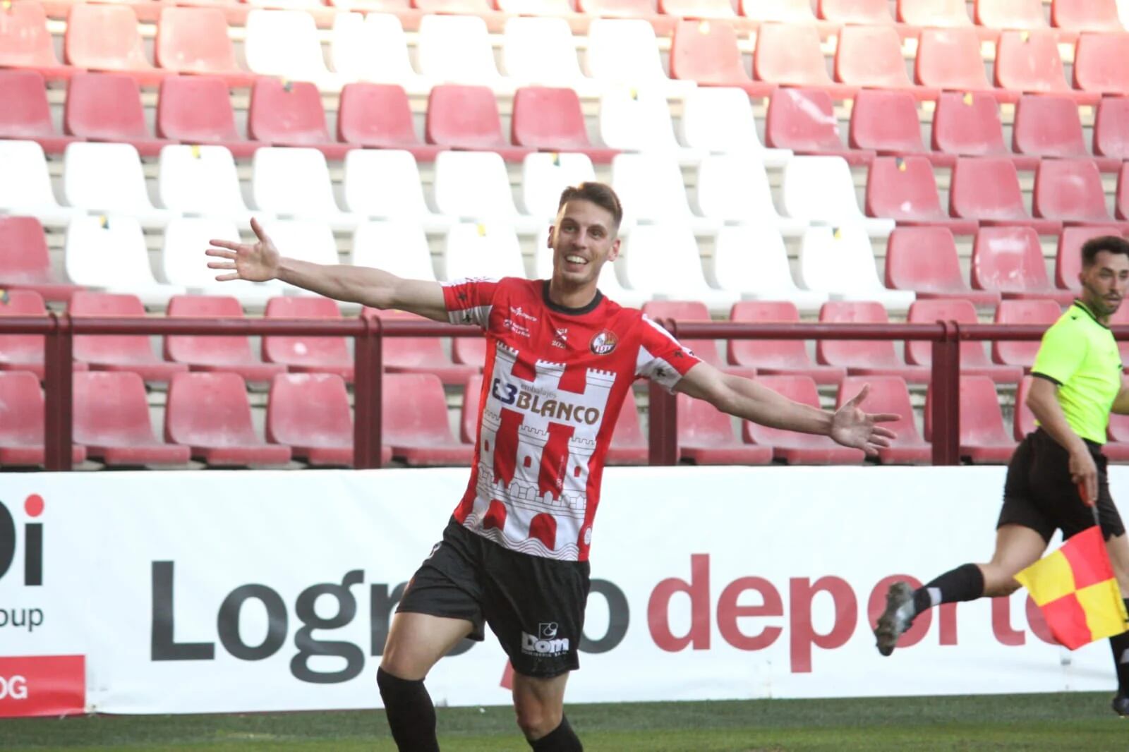 Calderón celebra el tercero. / SD Logroñés