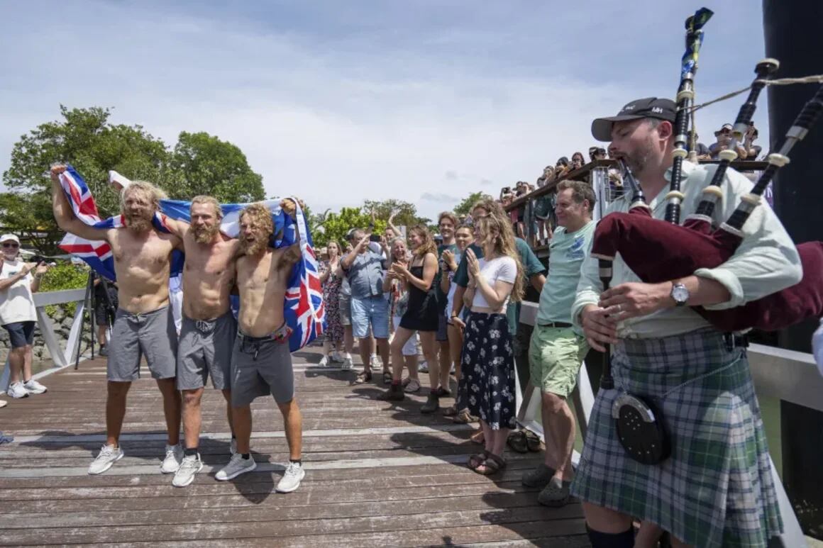 Los hermanos Maclean tocan tierra tras cruzar el océano Atlántico a remo para recaudar un millón de libras esterlinas para financiar proyectos de agua potable en Madagascar.