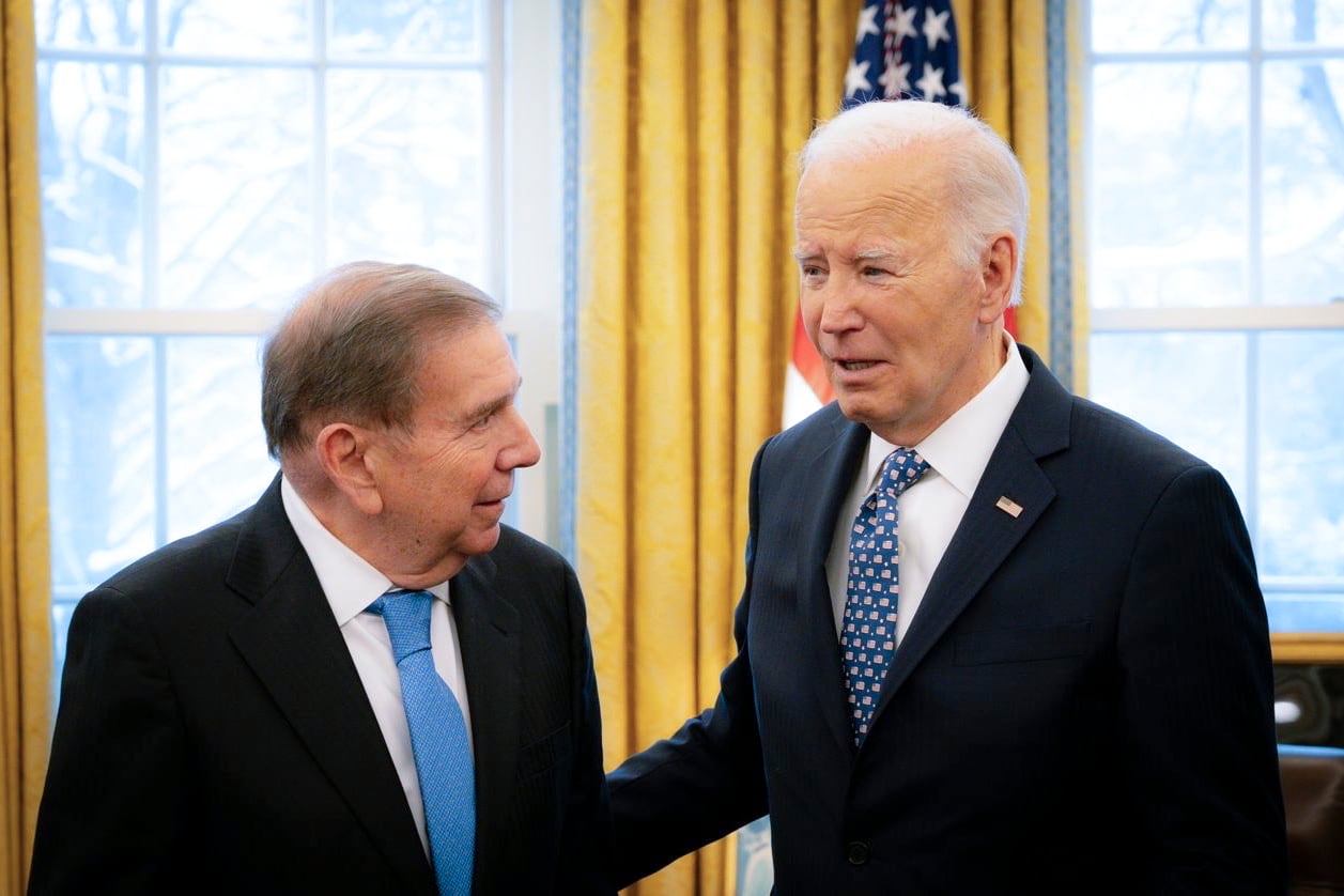 Fotografía cedida por la oficina de prensa de Edmundo González del líder opositor venezolano Edmundo González Urrutia (i) durante una reunión con el presidente de los Estados Unidos, Joe Biden, este lunes, en la Casa Blanca en Washington