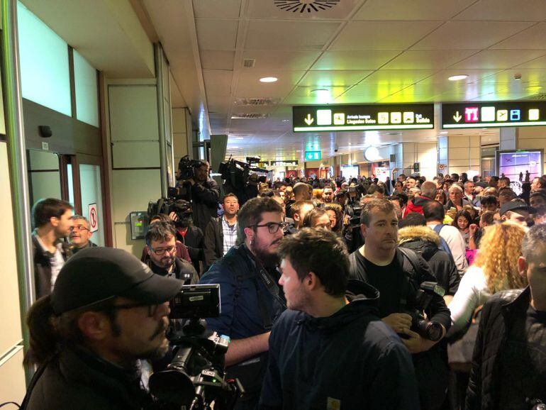 La afición esperando a los protagonistas, en el Aeropuerto de Barajas