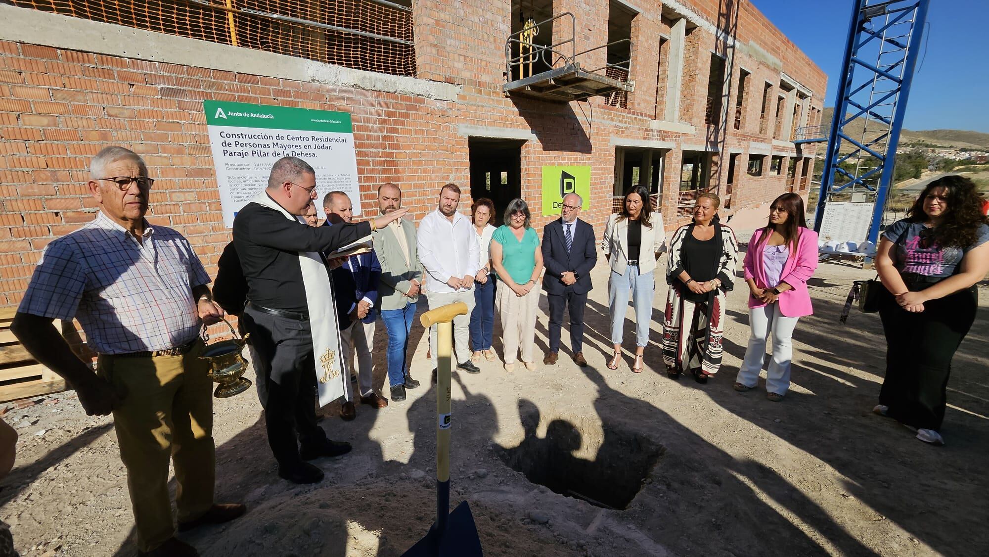 Momento de la bendición por el párroco, Juan Guerrero Moreno