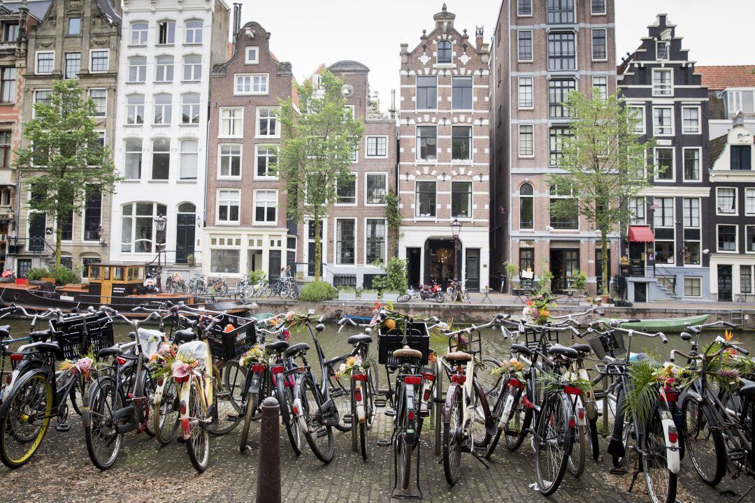 Imagen de Amsterdam con bicicletas aparcadas. 