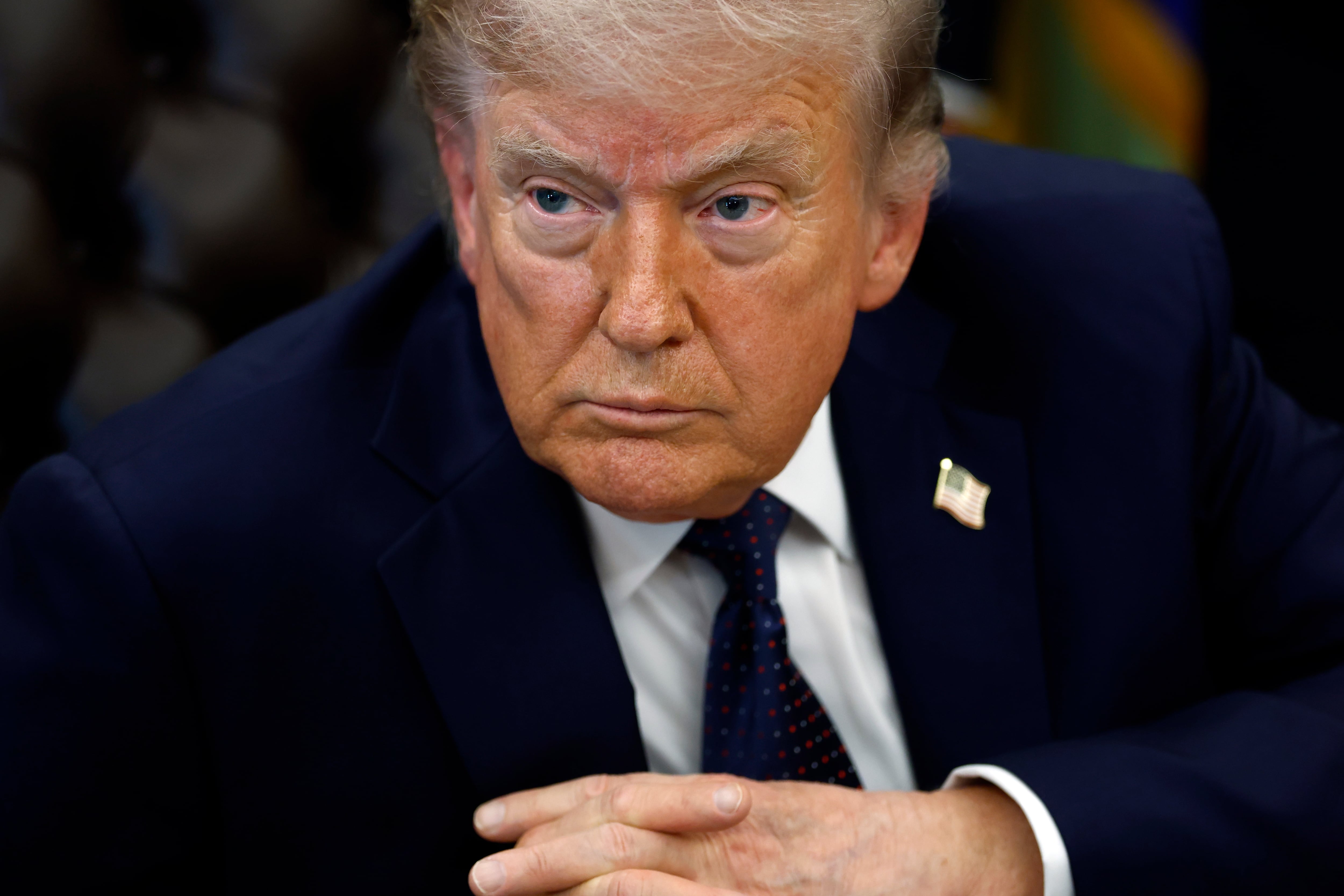 El presidente estadounidense, Donald Trump, habla con los medios de comunicación en el Despacho Oval de la Casa Blanca en Washington