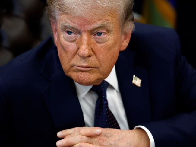 El presidente estadounidense, Donald Trump, habla con los medios de comunicación en el Despacho Oval de la Casa Blanca en Washington