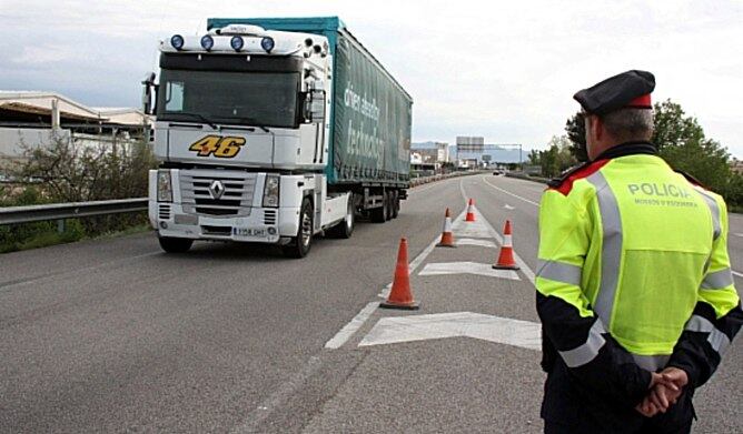 Els Mossos d'Esquadra controlen el pas de camions per l'N-II entre Maçanet de la Selva i la Jonquera, amb l'objectiu que cap transportista se salti les restriccions i circuli per l'N-II