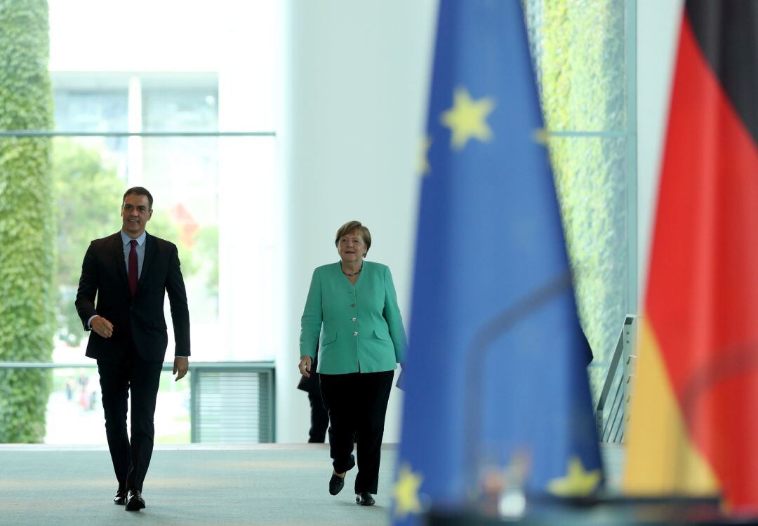 Pedro Sánchez pasea junto a Angela Merkel, tras su reunión en Alemania